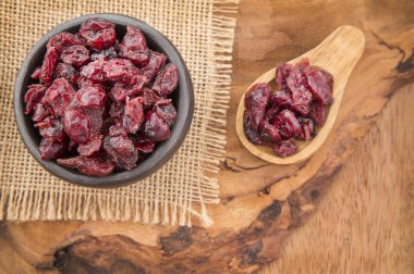 Ahşap arka planda kurumuş kızılcık.