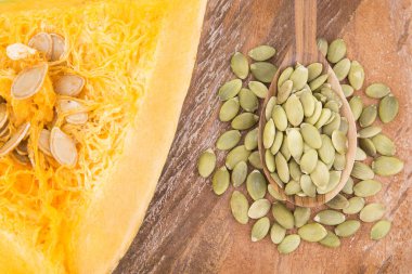 Tahta arka planda kabak tohumları