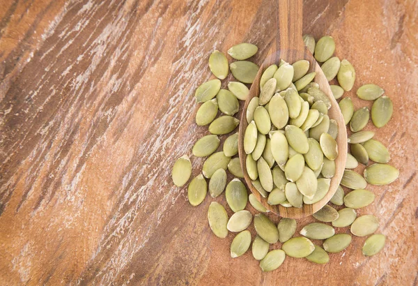 Tahta arka planda kabak tohumları