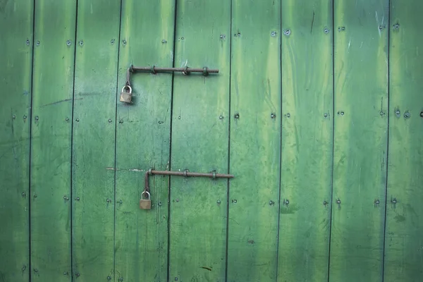 Rustika koloniala grön dörr — Stockfoto