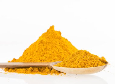 Beyaz zemin üzerine kaşık toz zerdeçal