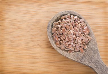 Tahta kaşık (Linum usitatissimum üzerinde keten tohumu)