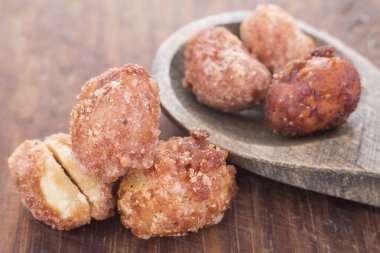 ahşap arka plan üzerinde şekerli fıstık