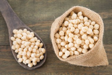 Quinoa pop (Chenopodium quinoa)