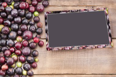 Farklı arka planlar (Vaccinium meridionale üzerinde yabani üzüm meyve)