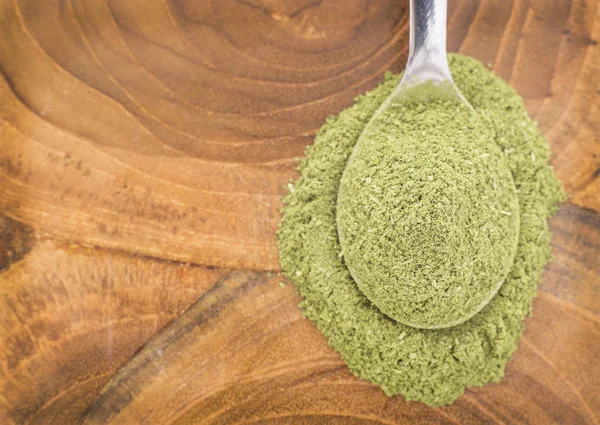 Moringa poeder op de houten achtergrond - Moringa oleifera — Stockfoto