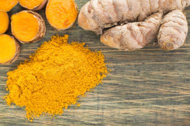 Kökleri ve zerdeçal tozu (Curcuma longa)