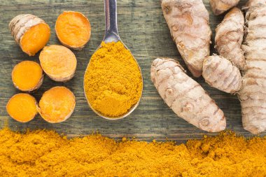 Kökleri ve zerdeçal tozu (Curcuma longa)