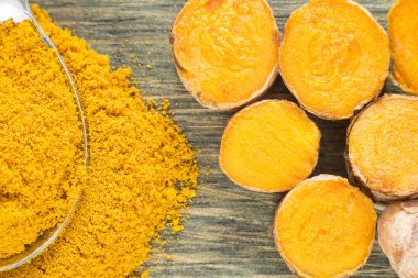 Kökleri ve zerdeçal tozu (Curcuma longa)