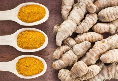 Toz ve zerdeçal kök (Curcuma longa)
