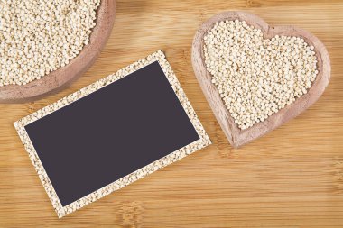 Quinoa tohumları ahşap kase