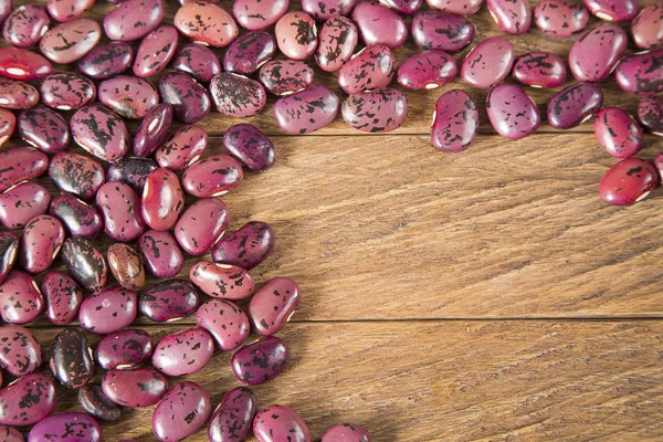 Pinto beans on the wooden background. (Phaseolus vulgaris) — Stock Photo, Image