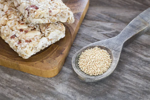 Amaranth-Riegel im hölzernen Hintergrund - Amaranthus — Stockfoto