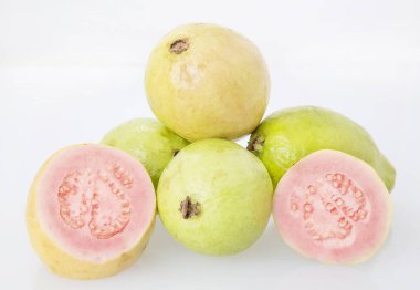Beyaz arka plan üzerinde - Psidium guajava izole taze guava meyve