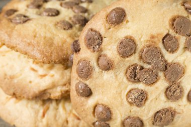 Rustik ahşap zemin üzerine çikolatalı kurabiye