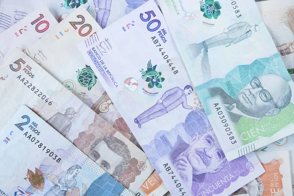 Dinero colombiano sobre fondo blanco — Foto de Stock