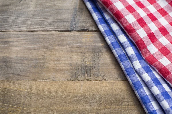 Montón de toallas de plato de colores en la mesa de madera — Foto de Stock