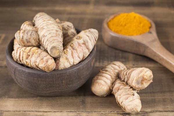 Wurzeln und Kurkumapulver (Curcuma longa)) — Stockfoto