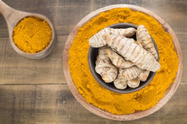 Kökleri ve zerdeçal tozu (Curcuma longa)