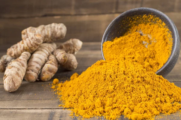 Kökleri ve zerdeçal tozu (Curcuma longa)