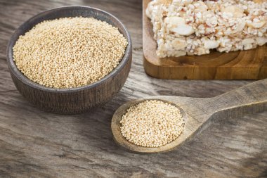 Ahşap arka plan - Amaranthus solmayan çiçek barlarda