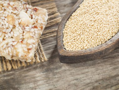 Ahşap arka plan - Amaranthus solmayan çiçek barlarda