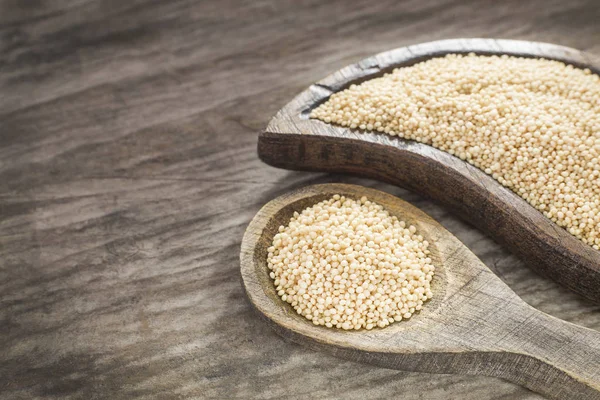 Semillas de amaranto en la mesa de madera (Amaranthus ) — Foto de Stock