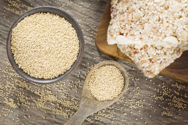 Ahşap arka plan - Amaranthus solmayan çiçek barlarda