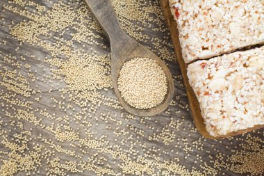 Ahşap arka plan - Amaranthus solmayan çiçek barlarda