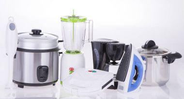 Tarafsız bir arka plan üzerinde mutfak aletleri