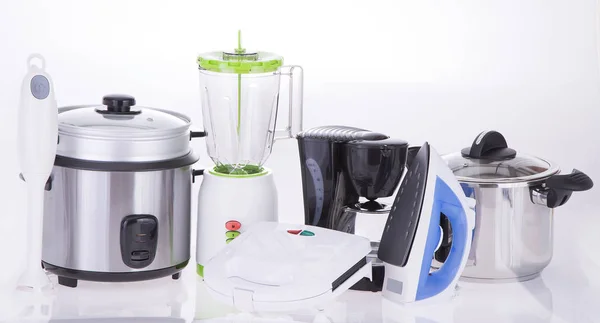 Tarafsız bir arka plan üzerinde mutfak aletleri