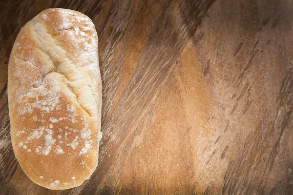 Pane fatto a mano su tavola di legno — Foto Stock