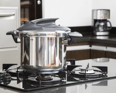 Bir mutfak ortamda düdüklü tencere