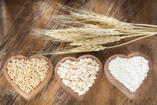 Granos y copos de avena con harina —  Fotos de Stock