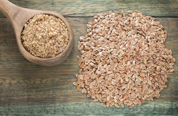 Flax seed and powder - Linum usitatissimum — Stock Photo, Image