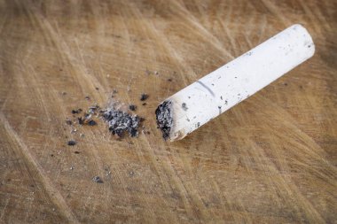 Sigara yerde bitmiş