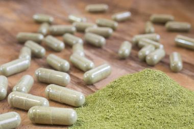 Toz moringa (Moringa oleifera ile kapsül)
