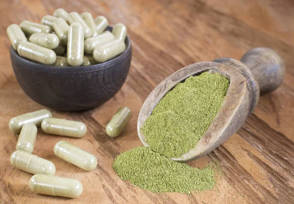 Capsules met poeder moringa (Moringa oleifera) — Stockfoto