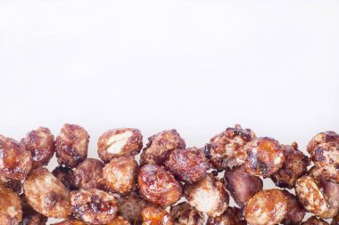 Beyaz arka planda - Arachis hypogaea şekerli fıstık