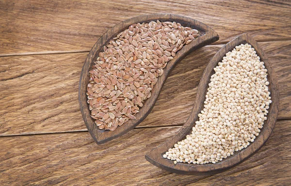 Quinoa tohumları ve ahşap zemin keten tohumu