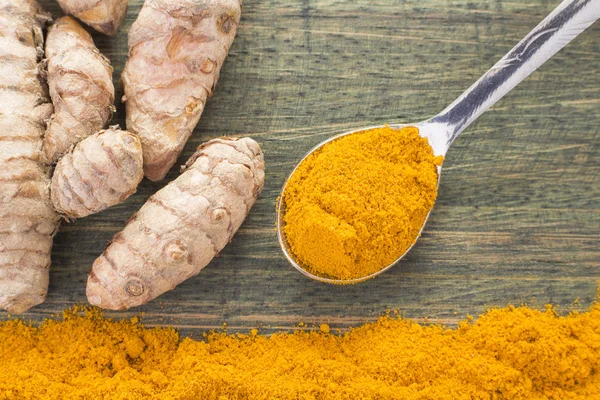 Kökleri ve zerdeçal tozu (Curcuma longa)
