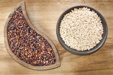 Siyah ve beyaz quinoa tohumları - Chenopodium quinoa