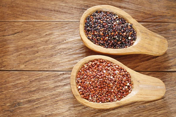 Sementes de quinoa vermelha e preta - Chenopodium quinoa — Fotografia de Stock