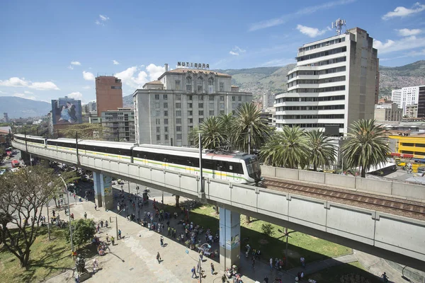 Medellin, Antioquia / Kolombiya - 03 Ağustos 2017. Şehirde Metro toplu taşıma