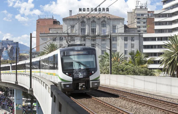 Medellin, Antioquia / Kolombiya - 03 Ağustos 2017. Şehirde Metro toplu taşıma