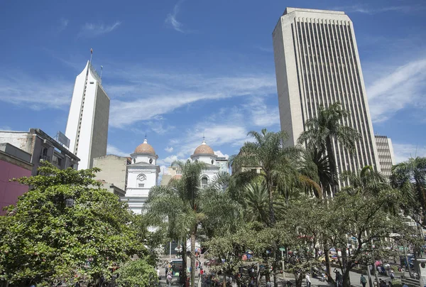 Medellin, Antioquia / Kolombiya - 03 Ağustos 2017. Berrio Park şehir merkezinde bulunan