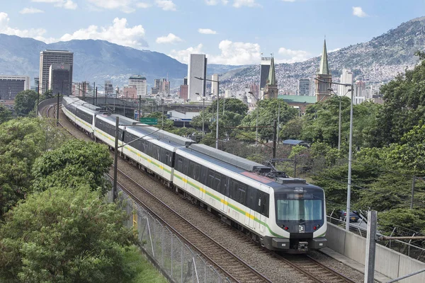 Medellin, Antioquia / Kolombiya - 03 Ağustos 2017. Şehirde Metro toplu taşıma