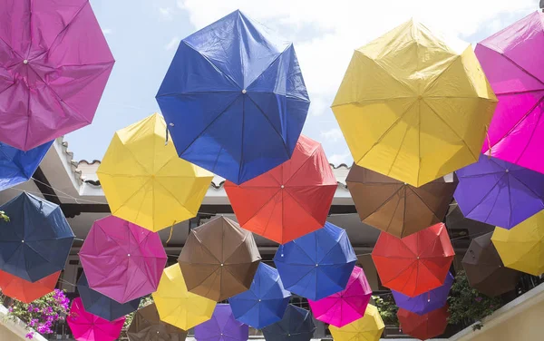 Vários guarda-chuvas coloridos como decoração — Fotografia de Stock