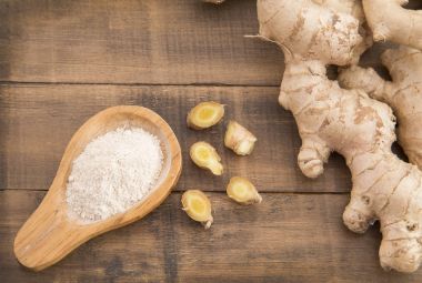 Taze dilimlenmiş zencefil kökü ve zemin ahşap arka plan - Zingiber officinale zencefil