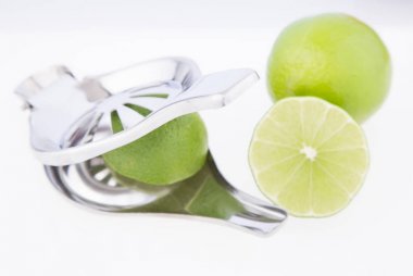 Beyaz zemin üzerine limon sıkacağı